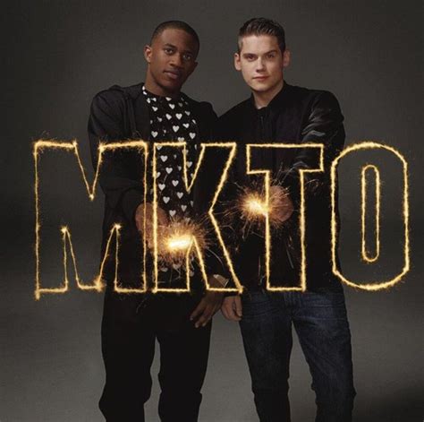 MKTO - Classic (Letra y canción para escuchar) - You' re over my head, I'm out of my mind / Thinking I was born in the wrong time / One of a kind, living in a world gone plastic / Baby, you're so classic